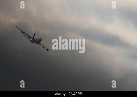 Flughafen Gatwick, Horley, Surrey, Großbritannien. April 2015. Der Airbus A380 von Emirates ist kurz nach dem Start für einen helleren Himmel da. Stockfoto