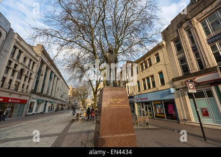 Queen Street und Aneurin Bevan Statue von Robert Thomas, Cardiff, Stockfoto