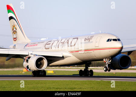 Etihad Airways Airbus A330-200 landet auf der Piste 05R in Manchester Flughafen. Stockfoto