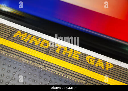 Berühmte Geist das Lücke-Schild an der u-Bahnstation in London Stockfoto
