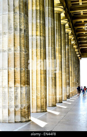 Walhalla bei Regensburg, mit Blick auf die Donau; Ruhmestempel Walhalla in der Nähe von Regensburg an der Donau Stockfoto