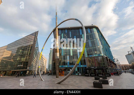 Die Cardiff-Bibliothek und die Allianz-Skulptur von Paris Installations-Künstler Jean-Bernard Métais, Stockfoto