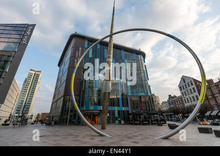 Die Cardiff-Bibliothek und die Allianz-Skulptur von Paris Installations-Künstler Jean-Bernard Métais, Stockfoto