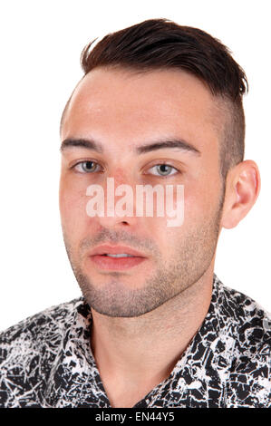 Eine Nahaufnahme Bild von einem jungen kaukasischen Mann mit kurzen schwarzen Haaren, Blick in die Kamera, isoliert auf weißem Hintergrund. Stockfoto