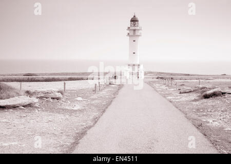 Barbaria Cape Leuchtturm; Formentera; Balearischen Inseln; Spanien in Schwarzweiß und Sepia-Farbton Stockfoto