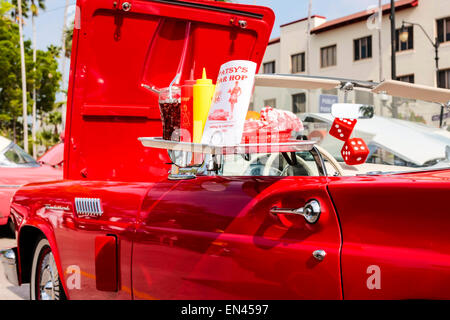 Fenster-Fach im drive-in Diner... Cola, Pommes und Burger... alle auf der Seite Ihre 1960 Rot T-Bird Stockfoto