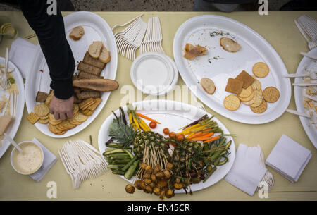 Platten mit Käse und Gemüse versorgt eine Kunstgalerie, die Eröffnung in New York auf Sonntag, 26. April 2015.  (© Richard B. Levine) Stockfoto