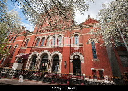 Das Heilige Herz von Jesus römisch-katholische Kirche, umrahmt von blühenden Callery Birne Bäume in die Hölle Küche Nachbarschaft von New York auf Donnerstag, 23. April 2015. (© Richard B. Levine) Stockfoto