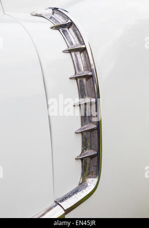 Ein Detail von der linken Seite von einem weißen 1956 Cadillac Coupe De Ville. Stockfoto