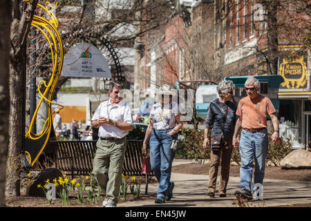 Zwei Paare bewundern, Skulpturen, Kunst im öffentlichen Raum, Knoxville, Tennessee, USA Teil. Stockfoto