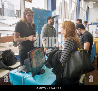 Ein Arbeitssuchender spricht mit einem Via-Mitarbeiter bei der TechDay New York Veranstaltung auf Donnerstag, 23. April 2015. Tausende besuchten, um Arbeitsplätze mit der Start-ups und Netzwerk mit Gleichaltrigen zu suchen. TechDay bezeichnet sich selbst als größte Startup-Ereignis der Welt mit über 300 Ausstellern. (© Richard B. Levine) Stockfoto