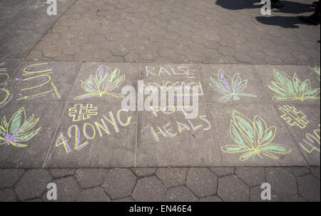 Setzt sich für die Legalisierung von Marihuana Kreide bis Washington Square Park in Greenwich Village in New York bis 420 Tag, einen Tag zu spät, am Dienstag, 21. April 2015 feiern. Die Tokers zog die Feier am nächsten Tag wegen schlechten Wetters. (© Richard B. Levine) Stockfoto