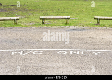 Ausgewiesenen Parkplatz für Motorräder in einem öffentlichen Park in Großbritannien Stockfoto