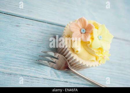Gelbe Muffins auf einem Holzbrett Stockfoto