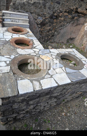 Marmor bedeckt Zähler Thermopolium, Pompeji, Italien. Stockfoto