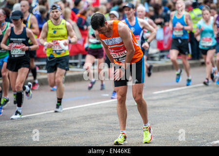 London, UK. 26. April 2015. Schmerz, Kampf und Entschlossenheit während der London-Marathon-2015. Bildnachweis: Pete Maclaine/Alamy Live-Nachrichten Stockfoto
