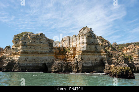 Felsen und Klippen mit Treppen und Brücke in Algarve Stadt Lagos in Portugal, die schönste Küste der Welt Stockfoto