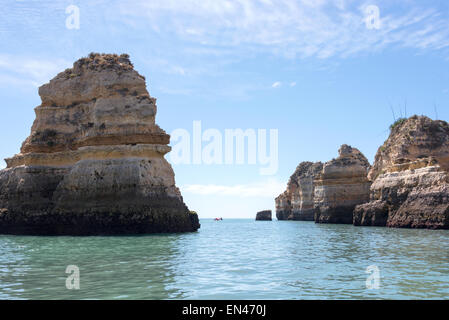 Felsen und Klippen mit Treppen und Brücke in Algarve Stadt Lagos in Portugal, die schöne Küste der Welt aus gesehen ein Stockfoto