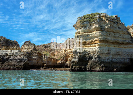 Felsen und Klippen mit Treppen und Brücke in Algarve Stadt Lagos in Portugal, die schöne Küste der Welt aus gesehen ein Stockfoto