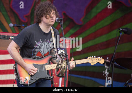 New Orleans, Louisiana, USA. 25. April 2015. Musiker RYAN ADAMS führt live auf der Bühne während des New Orleans Jazz and Heritage Festival in New Orleans, Louisiana © Daniel DeSlover/ZUMA Draht/Alamy Live News Stockfoto