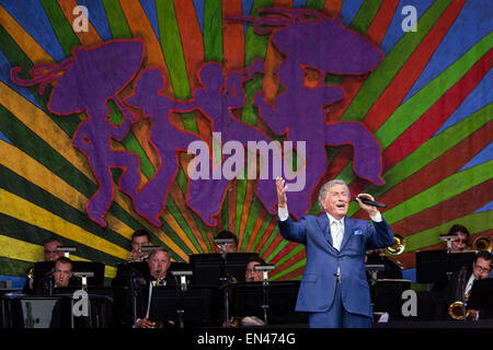 New Orleans, Louisiana, USA. 26. April 2015. Sänger TONY BENNETT führt live mit Lady Gaga auf der Bühne während des New Orleans Jazz and Heritage Festival in New Orleans, Louisiana © Daniel DeSlover/ZUMA Draht/Alamy Live News Stockfoto