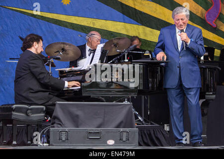 New Orleans, Louisiana, USA. 26. April 2015. Sänger TONY BENNETT führt live mit Lady Gaga auf der Bühne während des New Orleans Jazz and Heritage Festival in New Orleans, Louisiana © Daniel DeSlover/ZUMA Draht/Alamy Live News Stockfoto