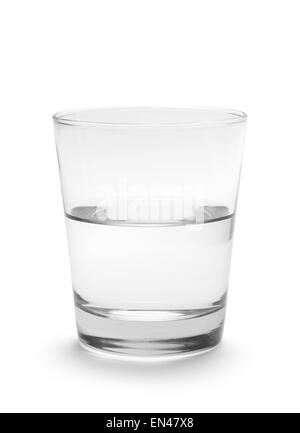 Kleines Glas Wasser halb voll auf weißem Hintergrund isoliert. Stockfoto