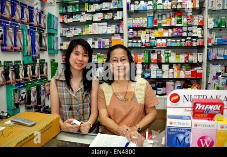 Bangkok, Thailand-Mutter und Tochter hinter der Theke ihren gut sortierten Apotheke am Sukhamvit Soi 11 Stockfoto