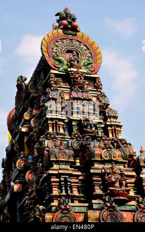 Bangkok, Thailand: Gopuram Eingangsturm bedeckt mit geschnitzten Figuren und Gottheiten im Sri Maha Mariamman Hindu Tempel Stockfoto