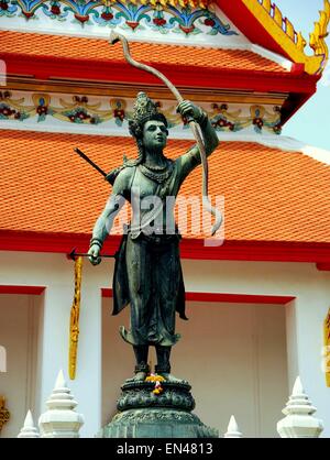 Bangkok, Thailand: Statue eines Bogenschützen mit Bogen steht vor dem Ende des 18. Jahrhunderts Phra Thinang Phutthaisawan Palace Stockfoto