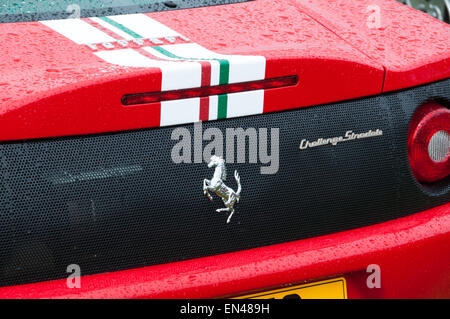 Roter Ferrari Luxus Autos Abzeichen auf hinteren Motorhaube mit Streifen Stockfoto