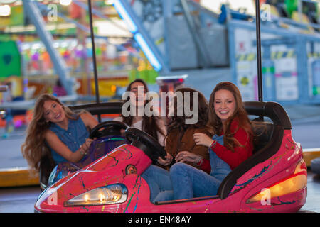 Gruppe von Kindern auf Fahrt am Jahrmarkt oder Kirmes Stockfoto