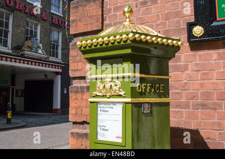 Grüne viktorianischer Briefkasten, Rochester, Kent, England, UK Stockfoto