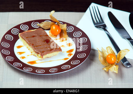 Schokoladenkuchen auf einen Teller gegossen Sirup mit berry Stockfoto