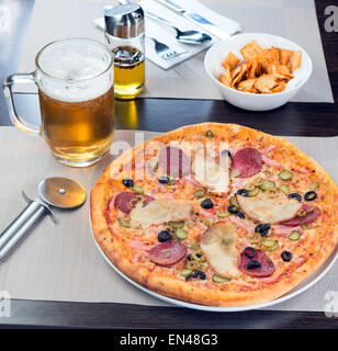 Italienische Pizza mit Schinken, Tomaten und Oliven Stockfoto