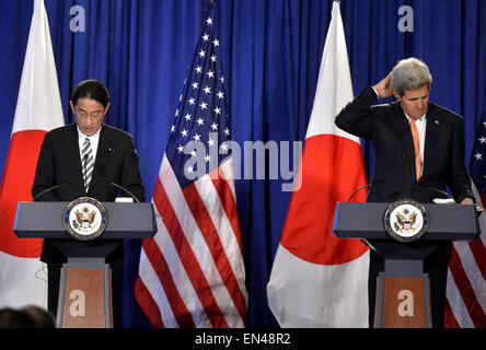 New York, USA. 27. April 2015. U.S. Secretary of State John Kerry (R) und japanischen Außenminister Fumio Kishida teilnehmen eine Pressekonferenz in New York, Vereinigte Staaten, am 27. April 2015. USA und Japan kündigte am Montag neue Richtlinien für die bilaterale Zusammenarbeit, so dass Japans selbst, die Streitkräfte zu ehrgeizigere globale Rolle übernehmen, die die Shinzo Abe-Verwaltung gesucht hat. Bildnachweis: Wang Lei/Xinhua/Alamy Live-Nachrichten Stockfoto