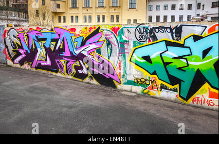 Sankt-Petersburg, Russland-7. April 2015: Bunte chaotischen Graffiti Textmuster auf alten Betonzaun gemalt Stockfoto