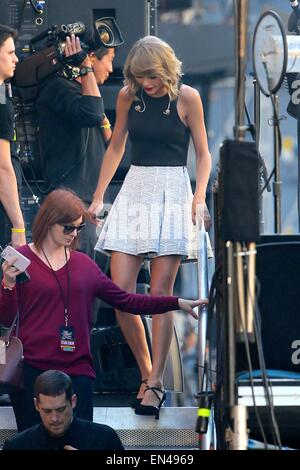 Taylor Swift verlassen die Bühne nach einem sound-Check für ihre Hollywood Boulevard-Leistung bei Jimmy Kimmel Live!  Mitwirkende: Taylor Swift wo: Los Angeles, California, Vereinigte Staaten von Amerika bei: 23. Oktober 2014 Stockfoto