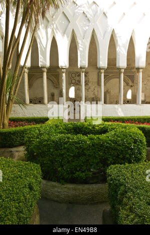 Der Klostergarten im Chiostro del Paradiso, Duomo di Sant'Andrea. Kathedrale des Heiligen Andreas, Amalfi, Kampanien, Italien Stockfoto