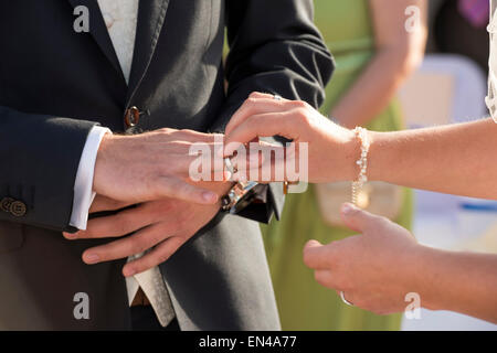 Braut Bräutigam Finger bei Trauung Ring aufsetzen Stockfoto