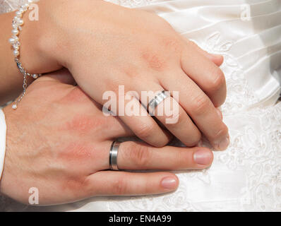 Hände von einer Braut und Bräutigam bei einer Trauung Ringe zeigen Stockfoto