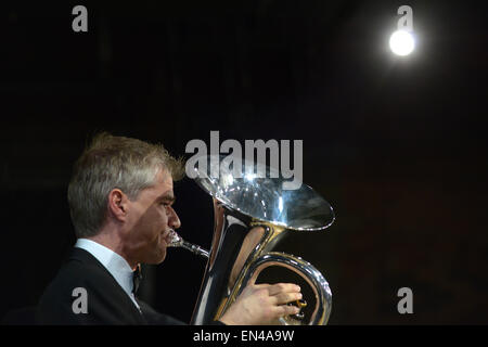 Bandmitglied Michael Dodd: Grimethorpe Colliery Band im Konzert in Barnsley, England. 6. November 2014. Bild: Scott Bairstow/Alamy Stockfoto