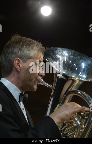 Bandmitglied Michael Dodd: Grimethorpe Colliery Band im Konzert in Barnsley, England. 6. November 2014. Bild: Scott Bairstow/Alamy Stockfoto