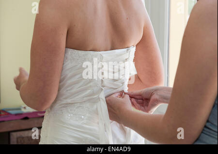 Nahaufnahme von der Rückseite der Bräute Hochzeit Kleid Korsett wird geschnürt Stockfoto