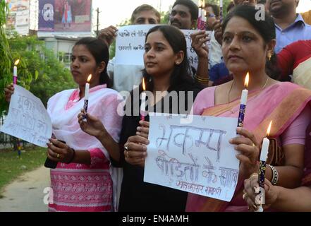 Allahabad, Indien. 27. April 2015. Menschen huldigen nach Nepal und Indien Opfer des Erdbebens in Allahabad. Eine 6,7-Größenordnung Nachbeben schlug Indien und Nepal am Sonntag, Gebäude in Neu-Delhi und auslöste mehr Lawinen im Himalaya, die am Samstag von einem 7,8 Beben verunsichert waren. Bildnachweis: Prabhat Kumar Verma/Pacific Press/Alamy Live-Nachrichten Stockfoto