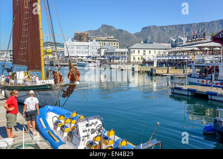 Victoria & Albert Waterfront mit Tafelberg, Kapstadt, Westkap, Südafrika Stockfoto