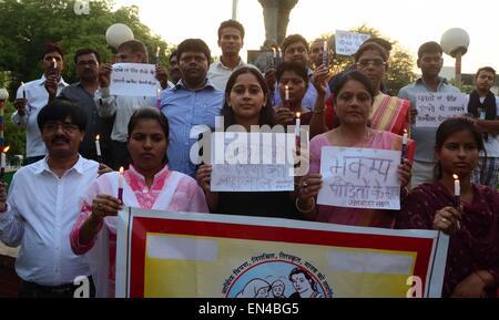 Allahabad, Indien. 27. April 2015. Menschen huldigen nach Nepal und Indien Opfer des Erdbebens in Allahabad. Eine 6,7-Größenordnung Nachbeben schlug Indien und Nepal am Sonntag, Gebäude in Neu-Delhi und auslöste mehr Lawinen im Himalaya, die am Samstag von einem 7,8 Beben verunsichert waren. Bildnachweis: Prabhat Kumar Verma/Pacific Press/Alamy Live-Nachrichten Stockfoto