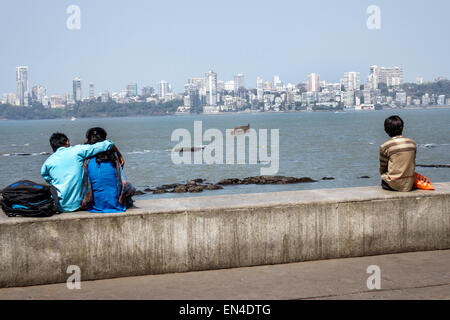 Mumbai Indien, Churchgate, Marine Drive, Back Bay, Arabian Sea, Teenager Teenager Teenager Teenager männlich junge Jungen Kinder Mädchen Mädchen, weibliche Jugendliche, Paar Stockfoto