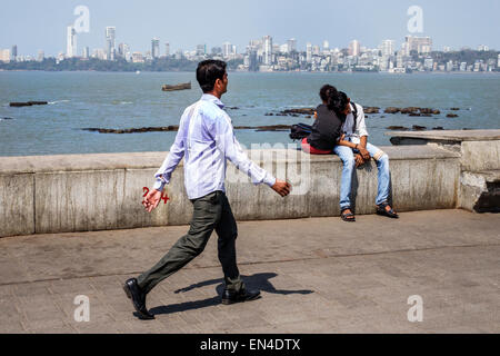 Mumbai Indien, Indischer Asiatisch, Churchgate, Marine Drive, Back Bay Water, Arabisches Meer Wasser, Erwachsene Erwachsene Erwachsene Mann Männer männlich, Frau Frauen weibliche Dame, Paar, romantisch, M Stockfoto