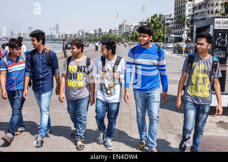 Mumbai Indien, indischer Asiatisch, Churchgate, Marine Drive, Back Bay Water, arabisches Meerwasser, Studenten Schüler Bildung Schüler, Teenager Teenager Teenager Stockfoto